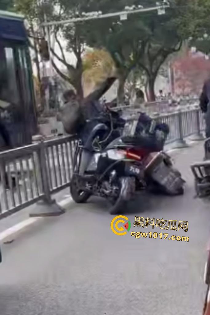 贵州路怒外卖小哥暴打逆行老大哥，头盔被一拳打爆，小哥脱头盔狂揍，从报警变惨叫，没流血倒是很丢脸！-3