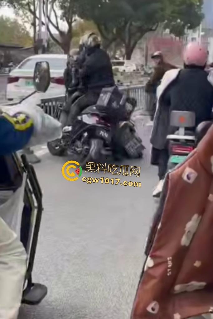 贵州路怒外卖小哥暴打逆行老大哥，头盔被一拳打爆，小哥脱头盔狂揍，从报警变惨叫，没流血倒是很丢脸！-4