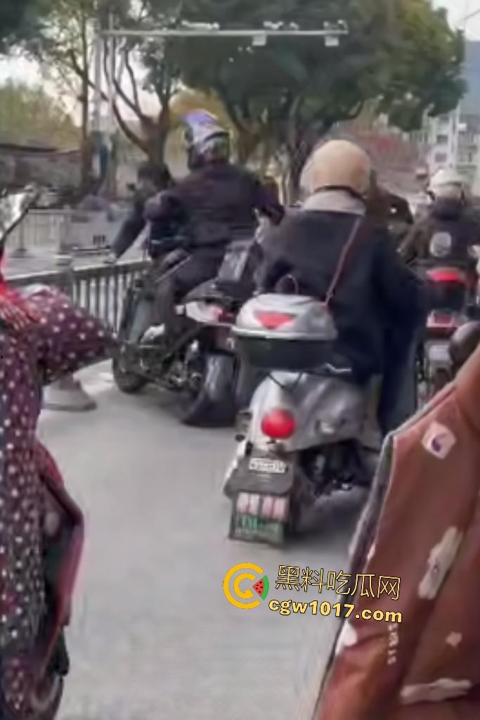 贵州路怒外卖小哥暴打逆行老大哥，头盔被一拳打爆，小哥脱头盔狂揍，从报警变惨叫，没流血倒是很丢脸！-7