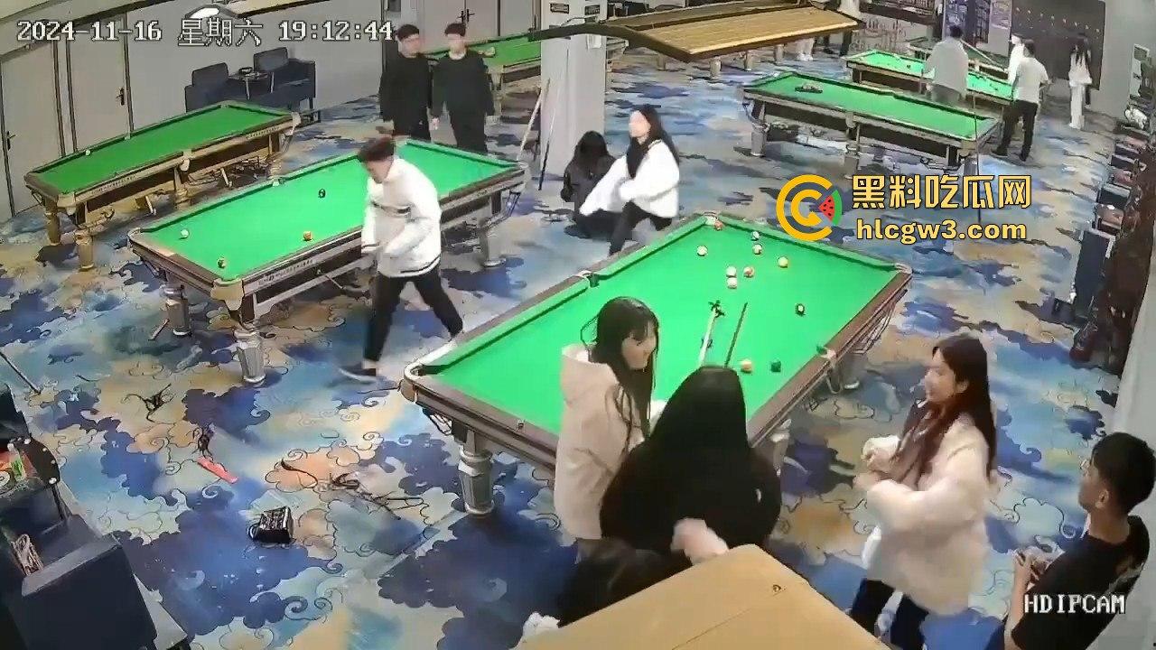 精神小妹刀妹台球厅砍人！一刀下去羽绒服砍破，鹅毛乱飞，冬天顶着羽绒服都难挡疯劲儿！-6