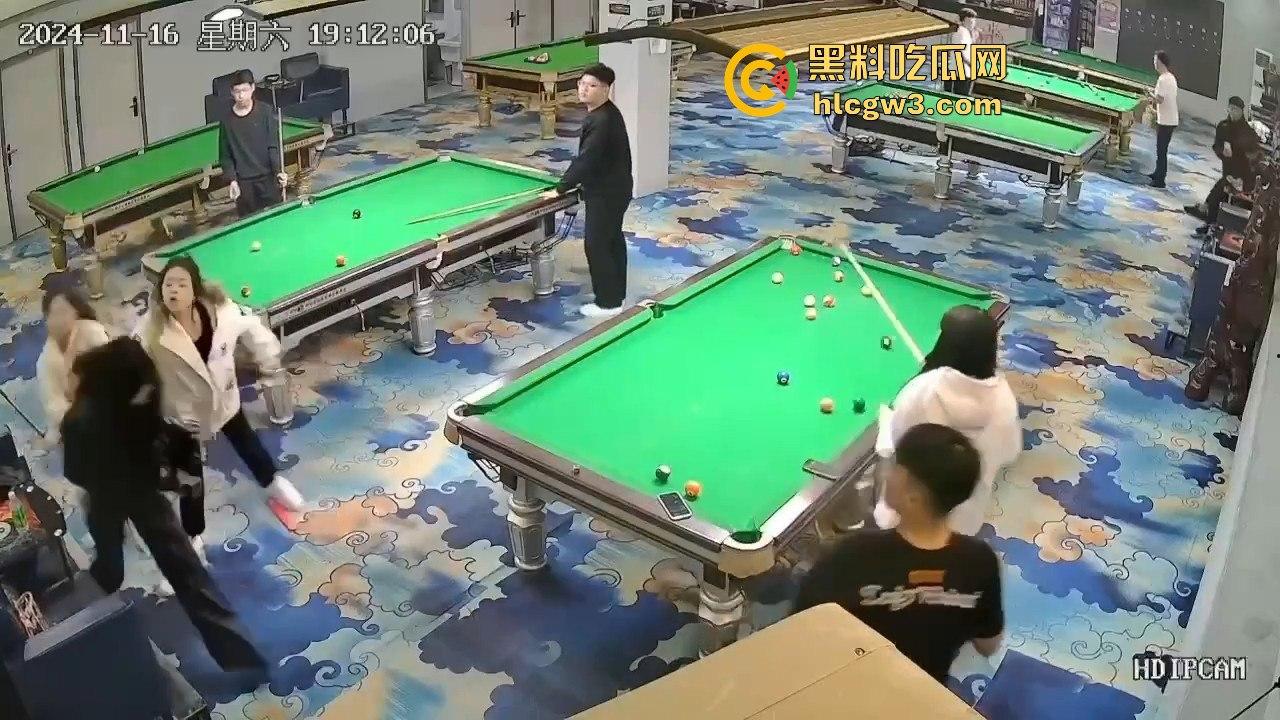 精神小妹刀妹台球厅砍人！一刀下去羽绒服砍破，鹅毛乱飞，冬天顶着羽绒服都难挡疯劲儿！-7