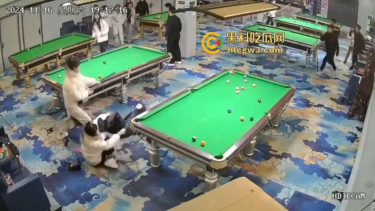 精神小妹刀妹台球厅砍人！一刀下去羽绒服砍破，鹅毛乱飞，冬天顶着羽绒服都难挡疯劲儿！-9