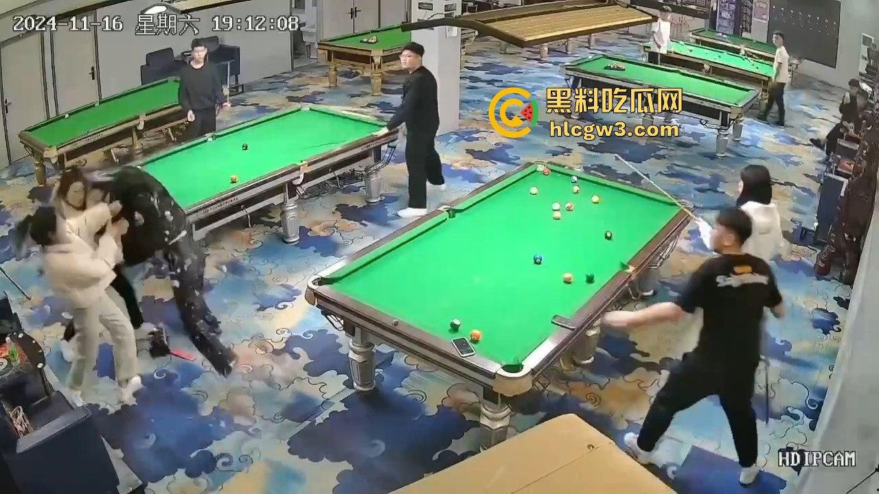 精神小妹刀妹台球厅砍人！一刀下去羽绒服砍破，鹅毛乱飞，冬天顶着羽绒服都难挡疯劲儿！-11
