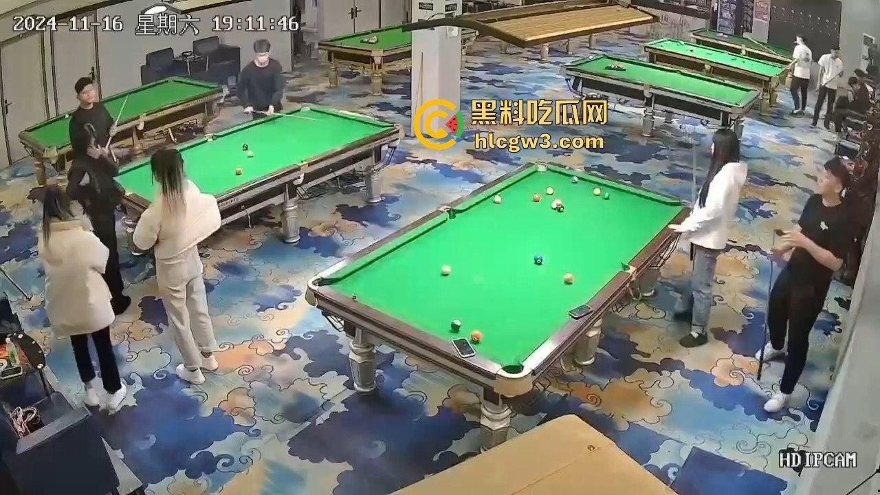 精神小妹刀妹台球厅砍人！一刀下去羽绒服砍破，鹅毛乱飞，冬天顶着羽绒服都难挡疯劲儿！-12