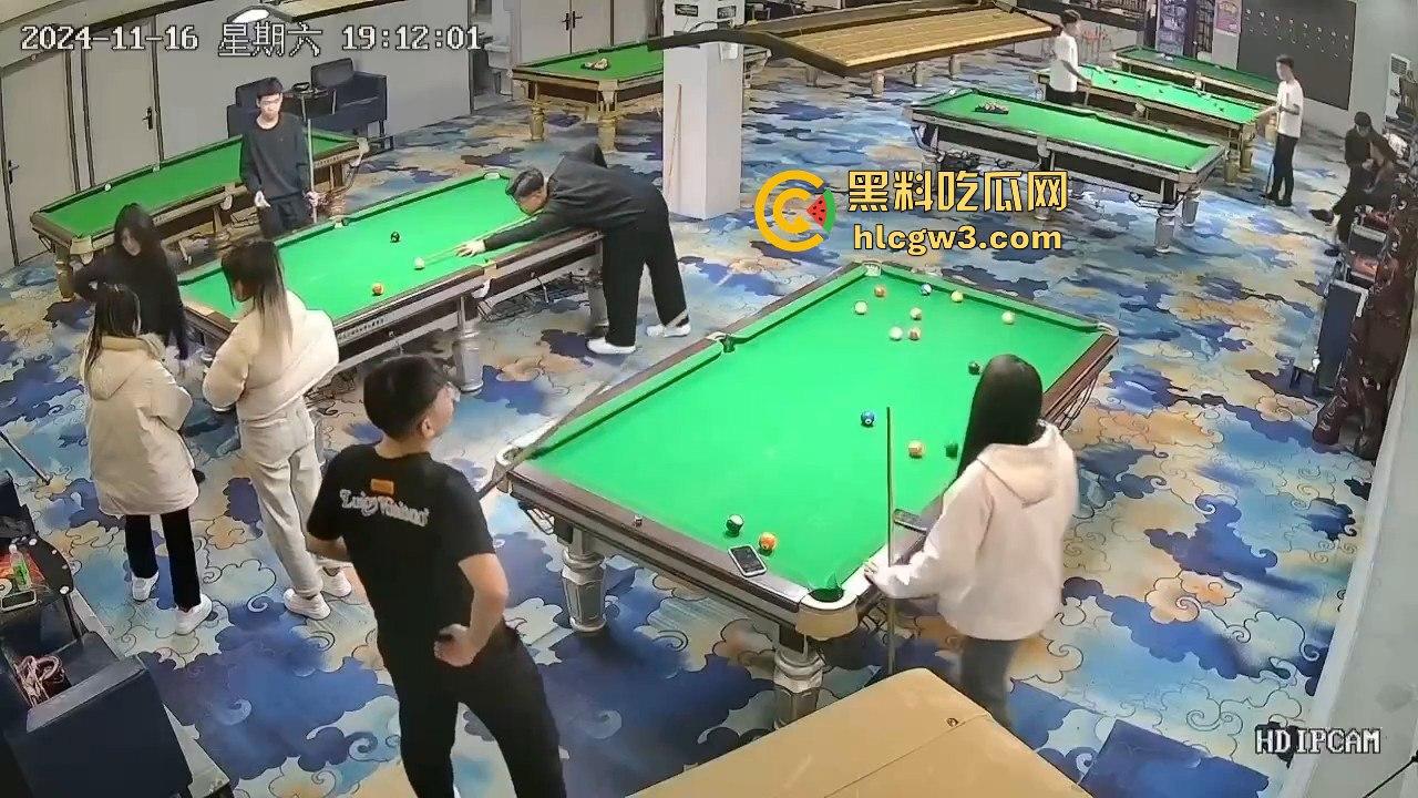 精神小妹刀妹台球厅砍人！一刀下去羽绒服砍破，鹅毛乱飞，冬天顶着羽绒服都难挡疯劲儿！-13