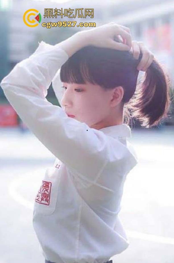 极品嫩妹公共场合玩刺激，跳蛋塞逼里，走着走着就按启动按钮，等骚逼舒服的差不多了就叫猛男群P伺候!-1