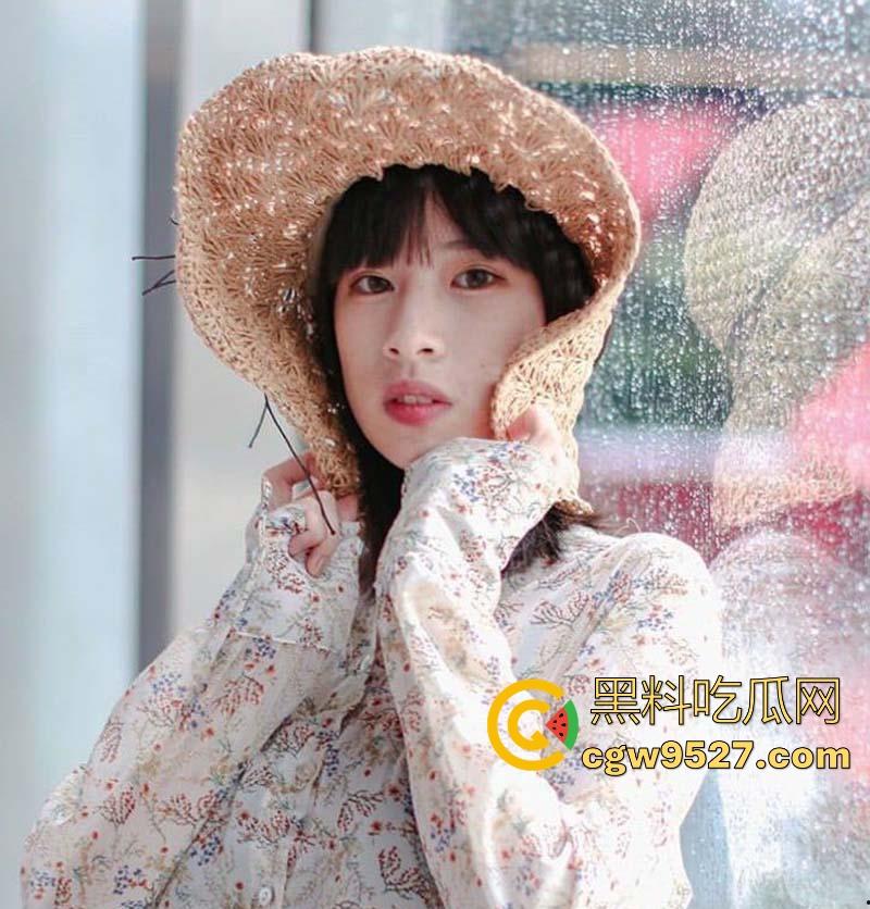 极品嫩妹公共场合玩刺激，跳蛋塞逼里，走着走着就按启动按钮，等骚逼舒服的差不多了就叫猛男群P伺候!-3