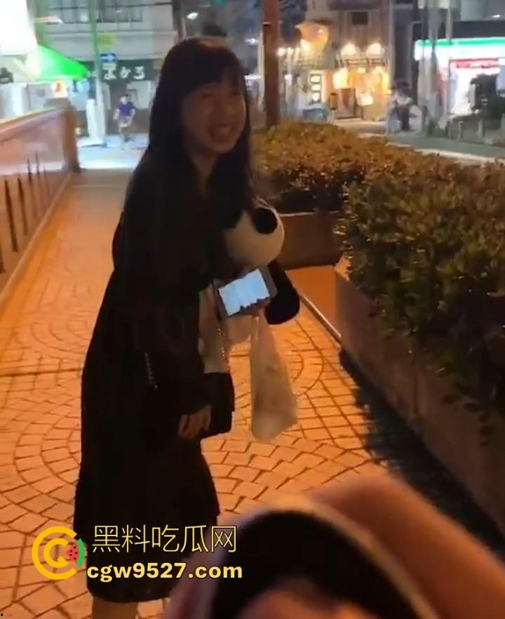 极品嫩妹公共场合玩刺激，跳蛋塞逼里，走着走着就按启动按钮，等骚逼舒服的差不多了就叫猛男群P伺候!-4