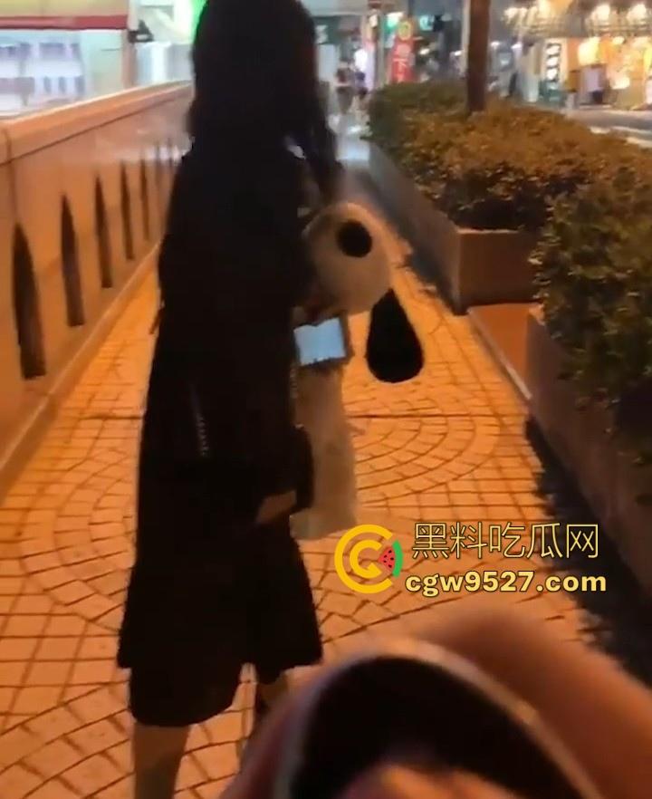 极品嫩妹公共场合玩刺激，跳蛋塞逼里，走着走着就按启动按钮，等骚逼舒服的差不多了就叫猛男群P伺候!-5