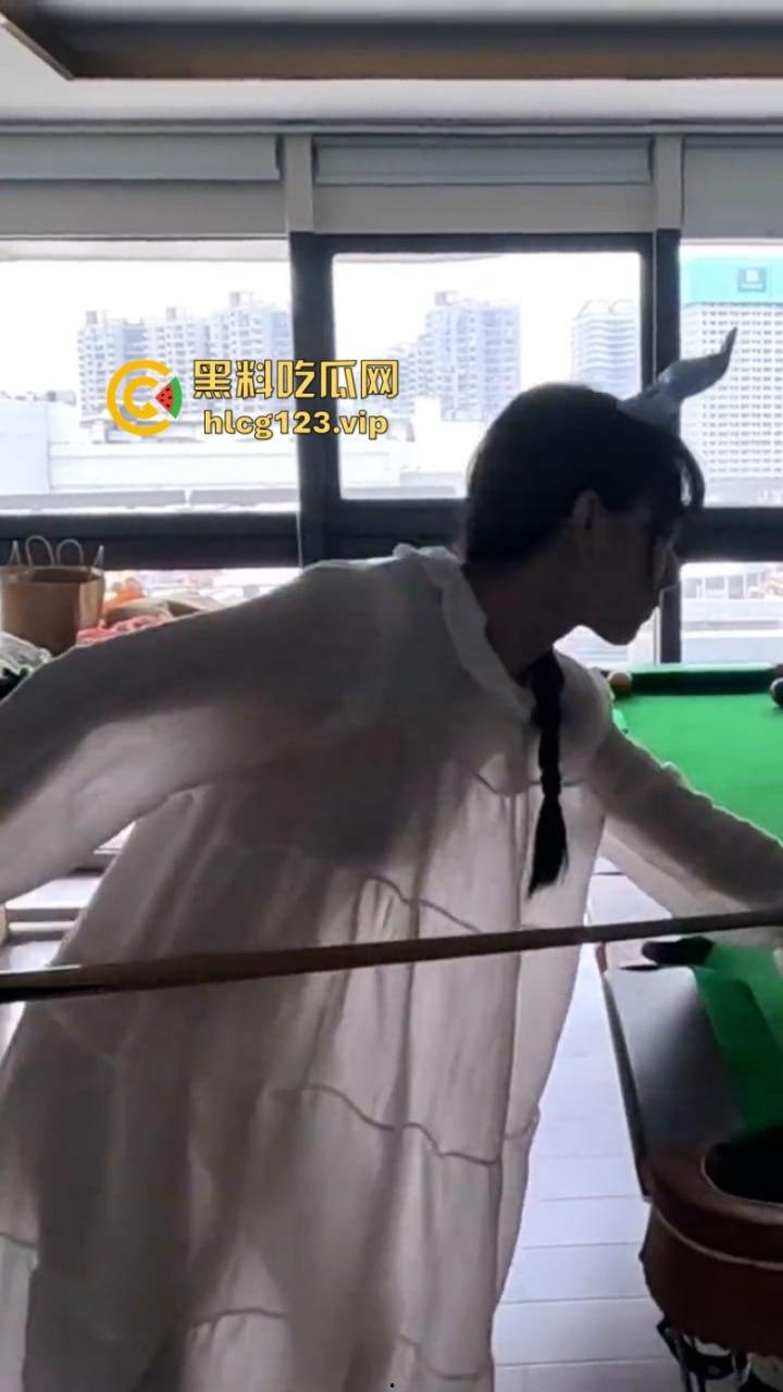 万物皆是媛！又来个台球媛 美女真空打台球打乒乓球挥洒香汗奶头凸凸-2