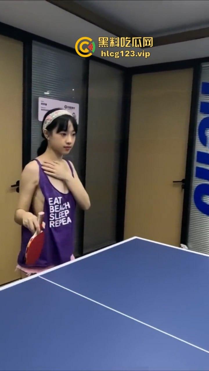 万物皆是媛！又来个台球媛 美女真空打台球打乒乓球挥洒香汗奶头凸凸-11