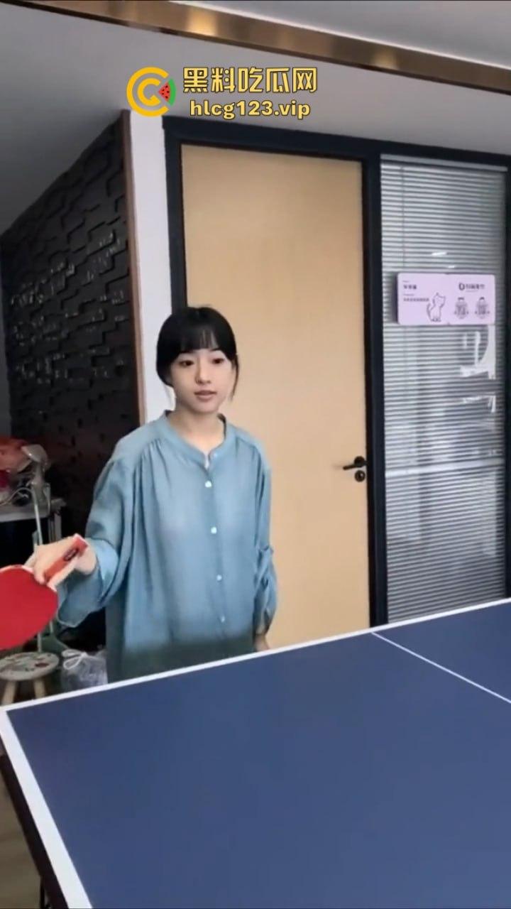 万物皆是媛！又来个台球媛 美女真空打台球打乒乓球挥洒香汗奶头凸凸-14