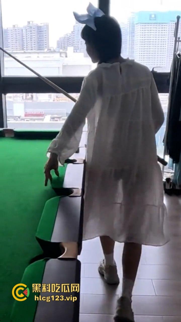 万物皆是媛！又来个台球媛 美女真空打台球打乒乓球挥洒香汗奶头凸凸-20