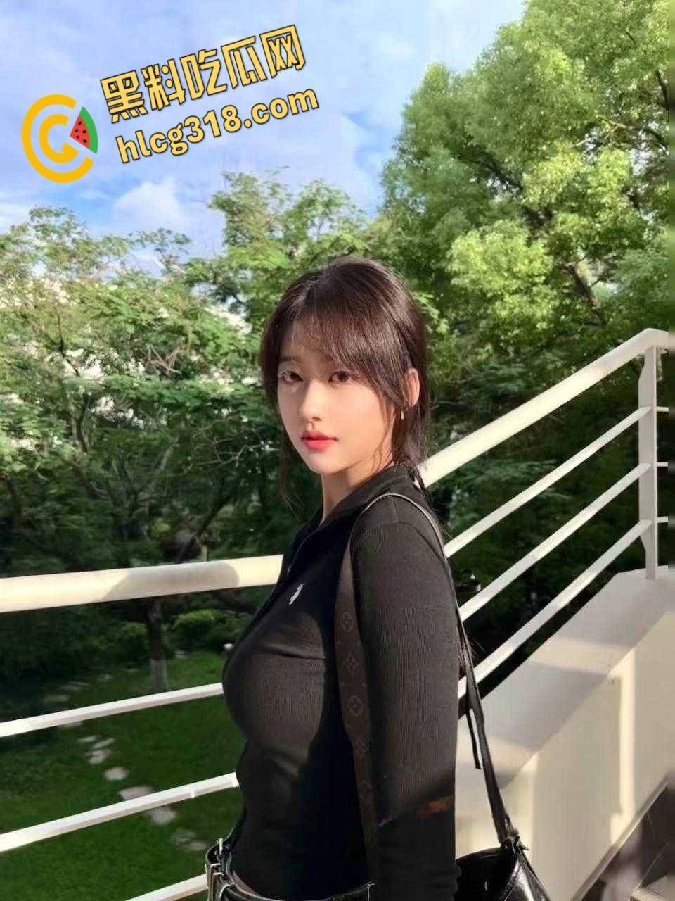 华中农业大学校花【贺晓菲】，骑在学长身上前后全自动，无套内射白浆伴随精液喷涌而出！-1