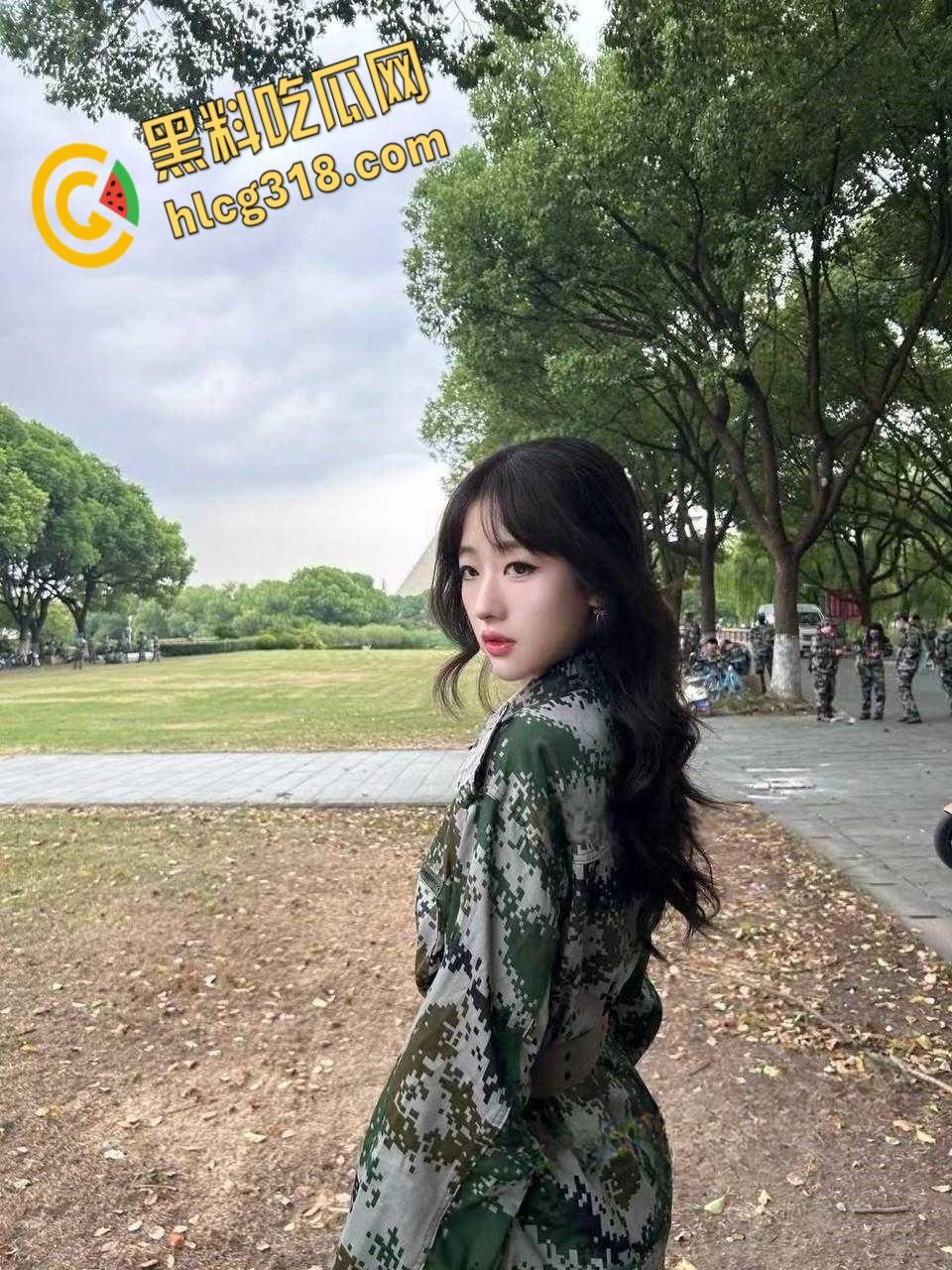 华中农业大学校花【贺晓菲】，骑在学长身上前后全自动，无套内射白浆伴随精液喷涌而出！-3