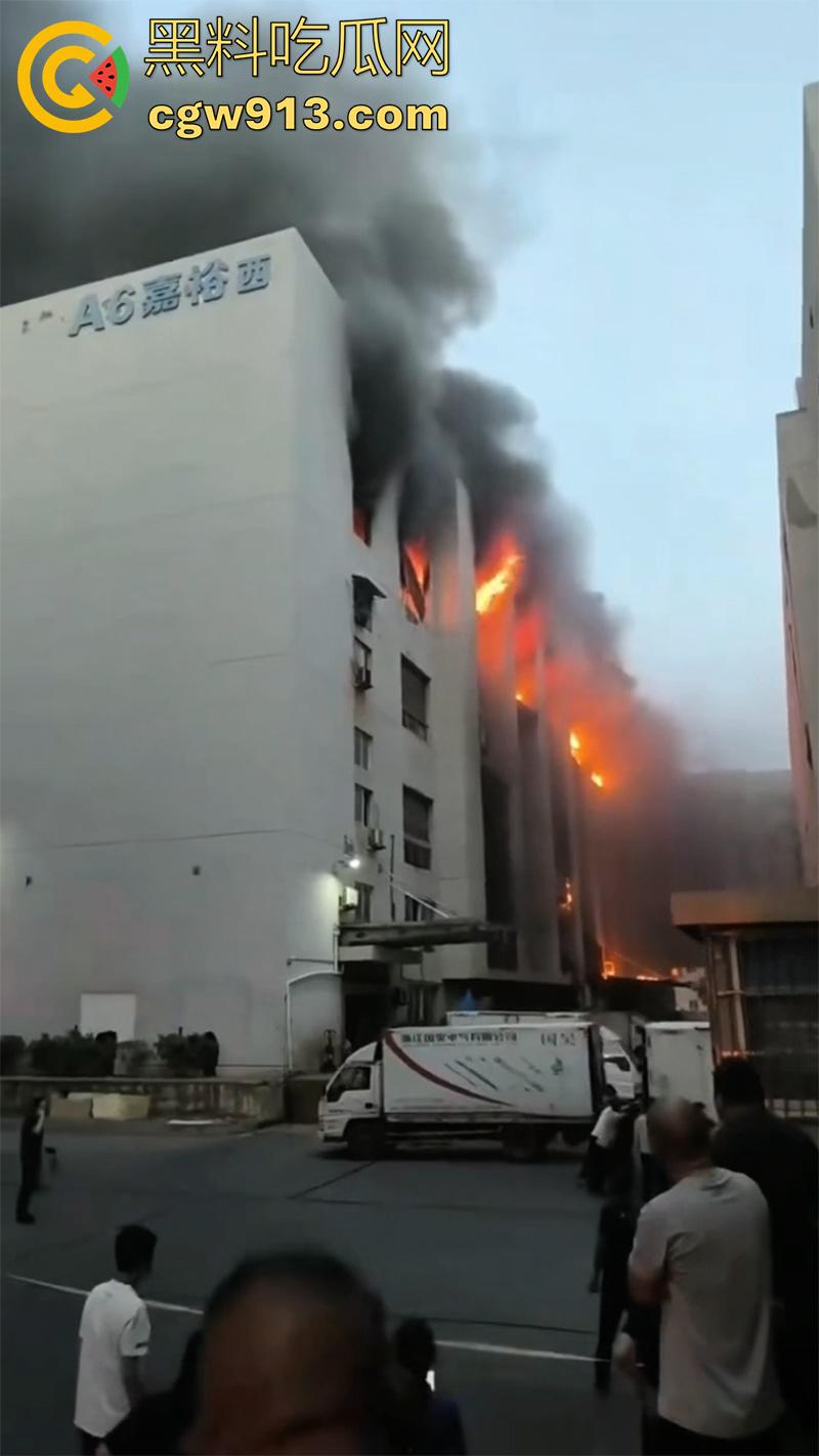 一根烟毁灭一栋楼！温州乐清盐盘工业园区，几名女工仓房抽烟，引发大火10多辆消防车都无法扑灭！-3