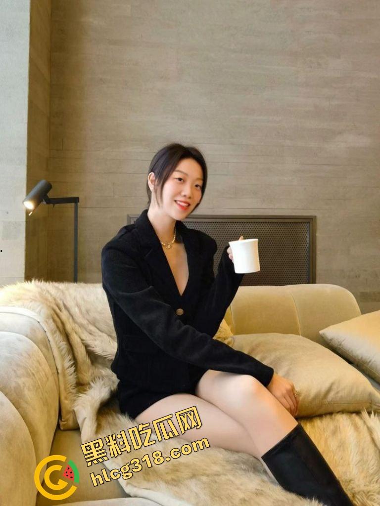 这种花式口交你敢试？妹子躺着含大屌，角度拉满直接通到底鸡巴进出畅通无阻，深喉快感头皮发麻！-5