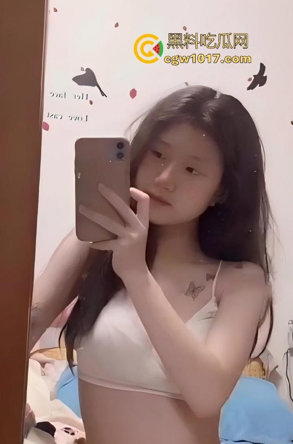 辽宁财经大学音乐系淫荡学妹【李维奕】跟学长撩骚私密视频曝光！搔首弄姿三点全露，无套后入猛捅粉嫩骚穴！-1