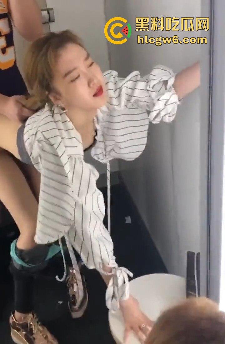 分手两年还能搞，夜店母狗主动求操，小哥的每一次猛干都能让她回味到失控！前女友现炮友，骚到人神共愤！-1