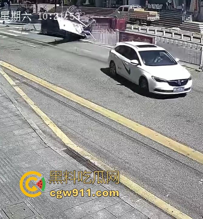 湖南张家界永定街道龙城街惊现恐怖车祸，现场撞死一男一女，现场极其惨烈，小心驾驶，珍惜生命！-4