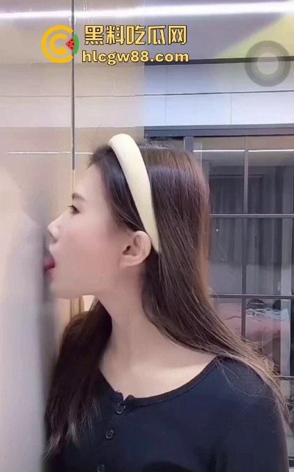 抖音直播间一个小淫娃 大哥说啥就做啥 抖音小网红直播擦边 对着墙壁舌舔舐模拟口交！-5
