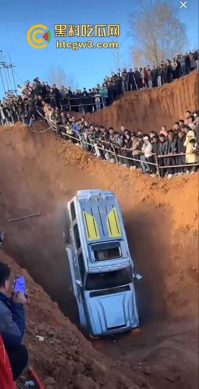 山西晋城越野翻车名场面！女子开着坦克300狂装逼，跳舞得瑟不过瘾，下一秒翻车卡得爬不出来！-3