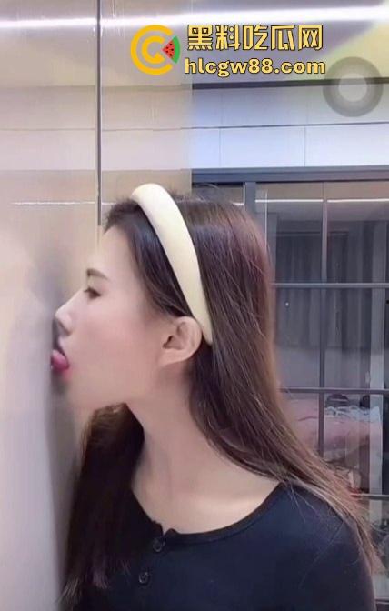 抖音直播间一个小淫娃 大哥说啥就做啥 抖音小网红直播擦边 对着墙壁舌舔舐模拟口交！-7