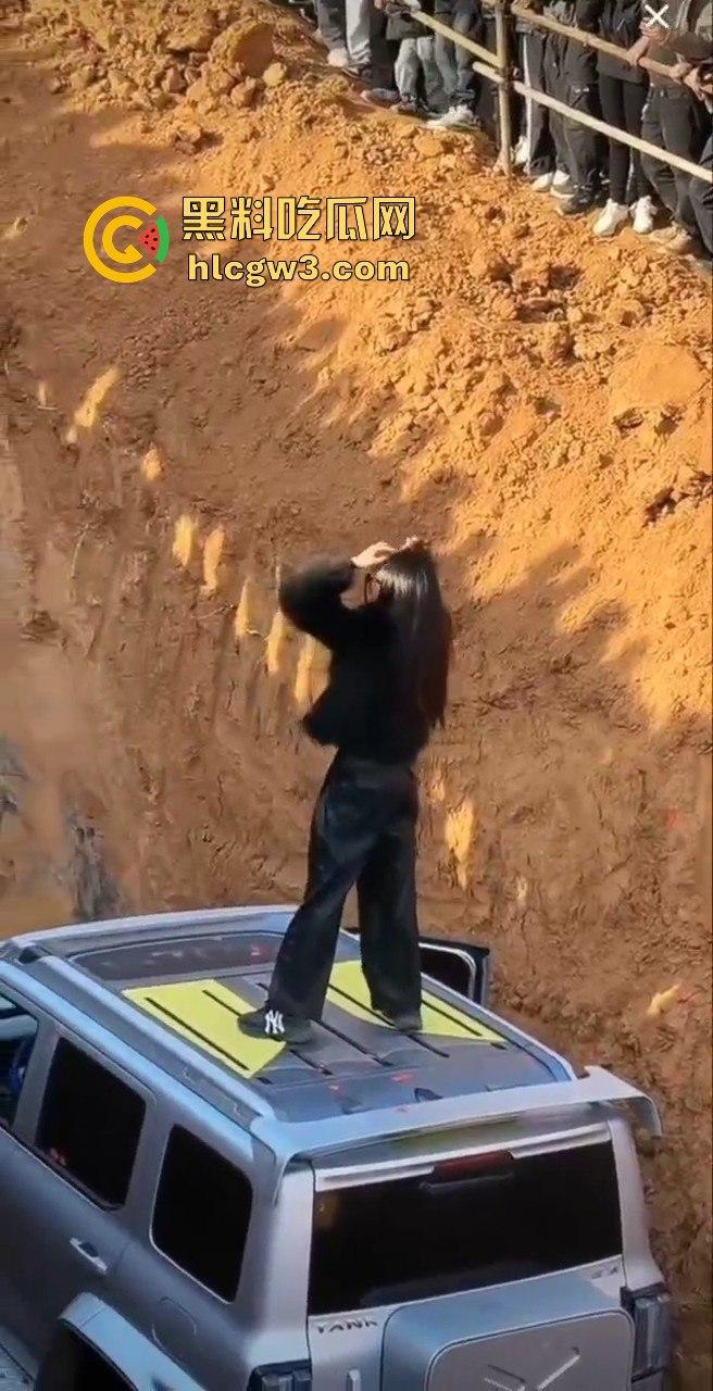 山西晋城越野翻车名场面！女子开着坦克300狂装逼，跳舞得瑟不过瘾，下一秒翻车卡得爬不出来！-4