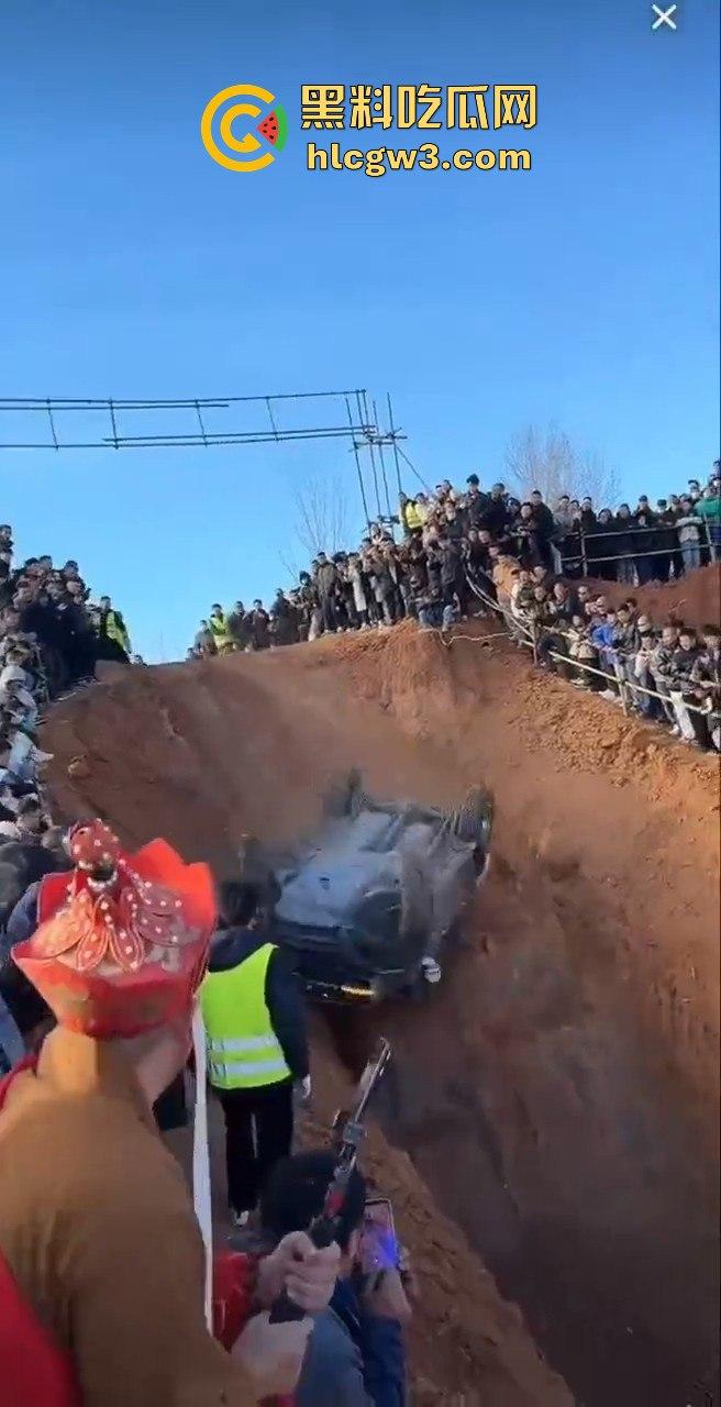 山西晋城越野翻车名场面！女子开着坦克300狂装逼，跳舞得瑟不过瘾，下一秒翻车卡得爬不出来！-6