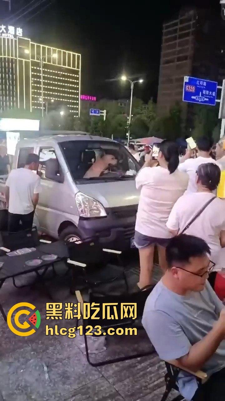 湖南邵东拉布拉多狗司机开倒车撞摊，装无辜伸舌头竟然成了明星！-12