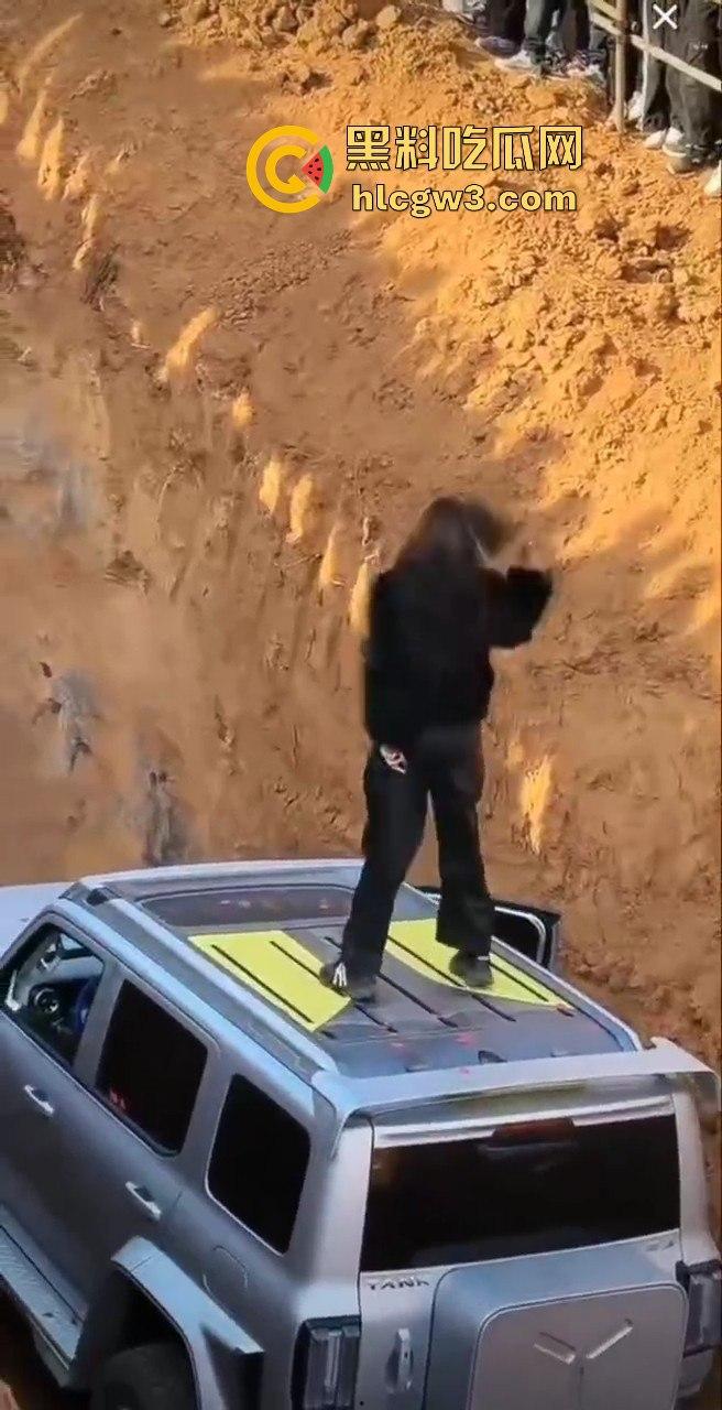 山西晋城越野翻车名场面！女子开着坦克300狂装逼，跳舞得瑟不过瘾，下一秒翻车卡得爬不出来！-9
