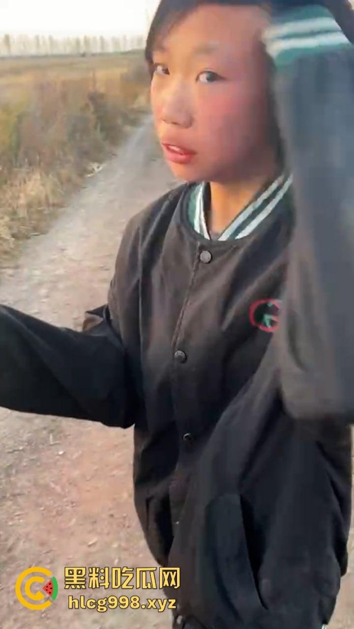 山西女生野外遭7人围殴 视频曝光长达5分钟打骂虐待 真是一群畜生！-9