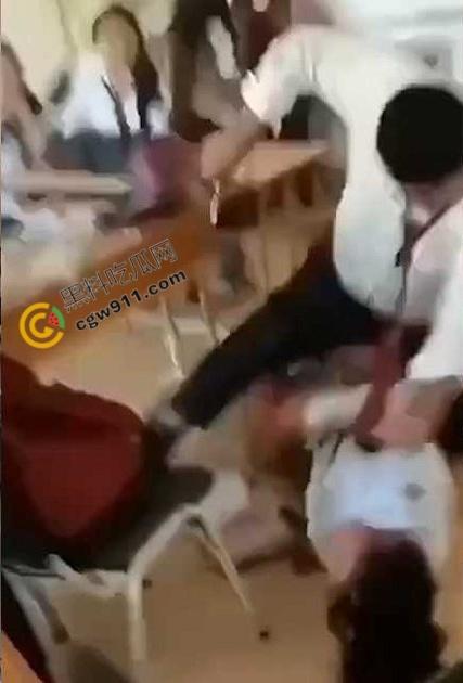 国外大瓜！校园教室内惊现血案，男子疯狂捅刺女同学数十刀，现场无人敢制止的可怕一幕-3