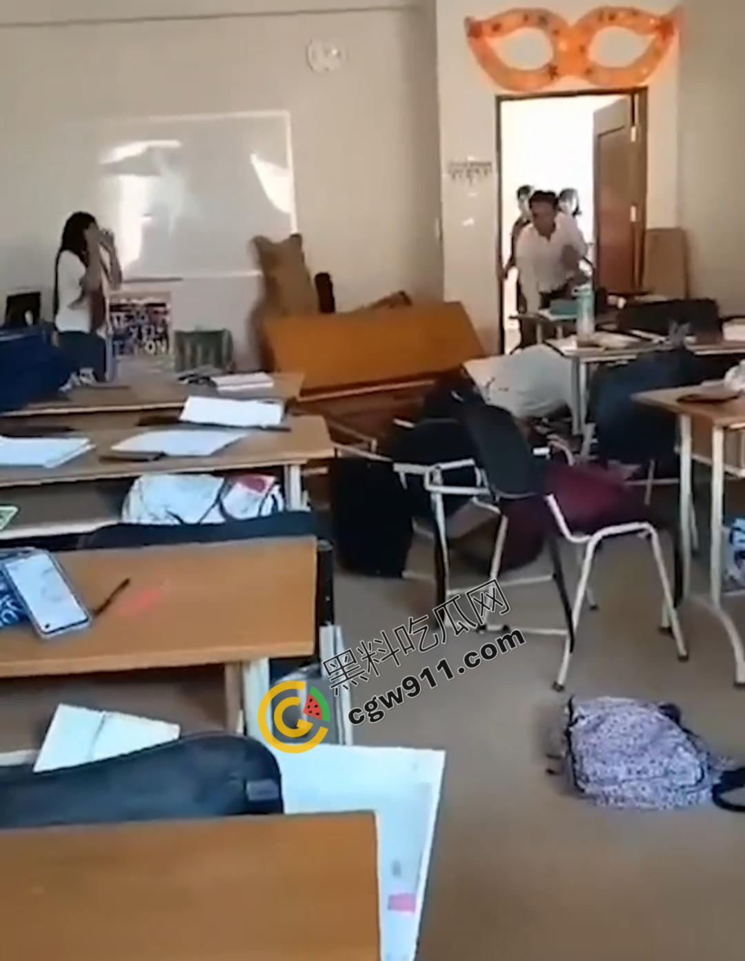 国外大瓜！校园教室内惊现血案，男子疯狂捅刺女同学数十刀，现场无人敢制止的可怕一幕-9