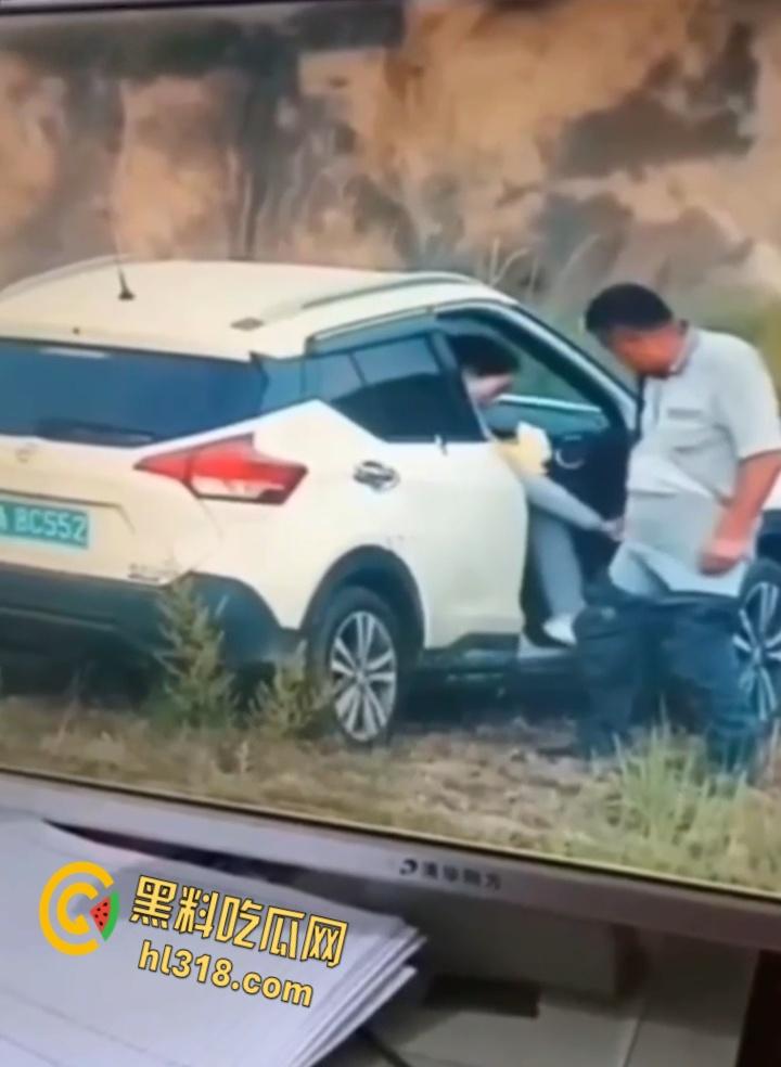 广州8C552车震门！野生激战被当场捕获，狗男女荒山野岭副驾做爱，结束后还当街穿衣 !-3