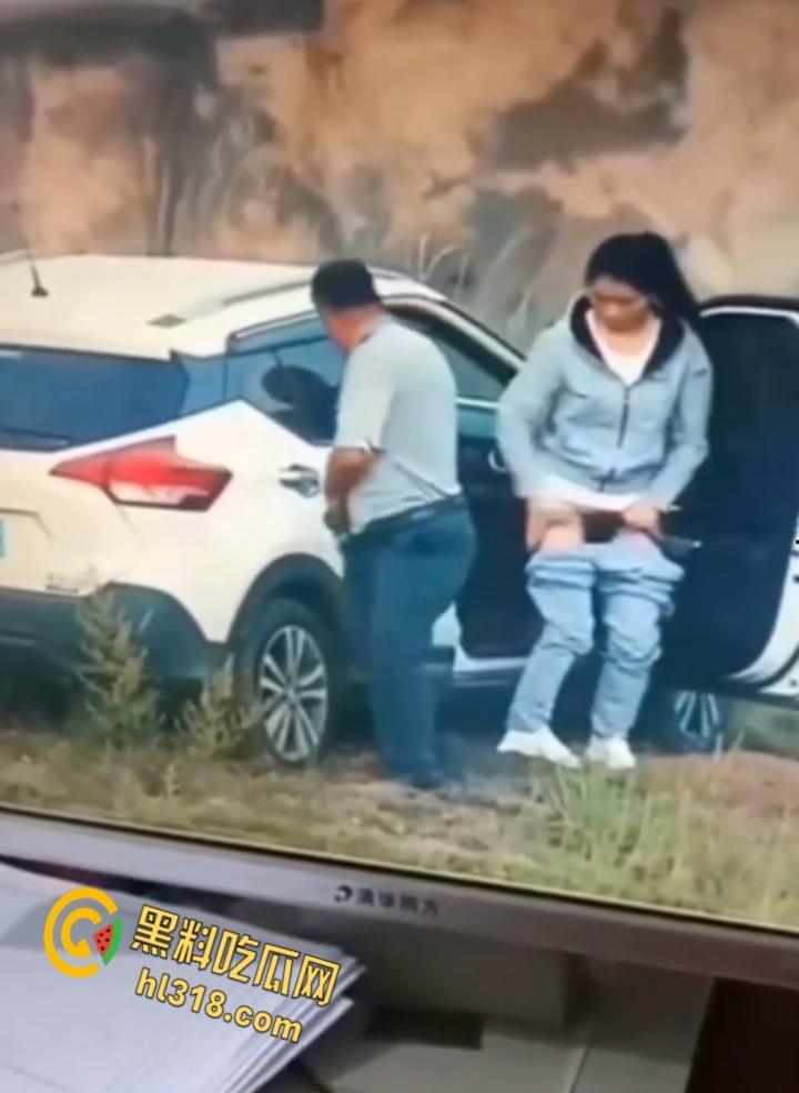 广州8C552车震门！野生激战被当场捕获，狗男女荒山野岭副驾做爱，结束后还当街穿衣 !-4
