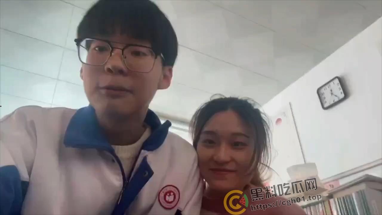 衡水一中邯郸分校师生恋 办公室内打波偷情  裤衩估计都胶粘了-2