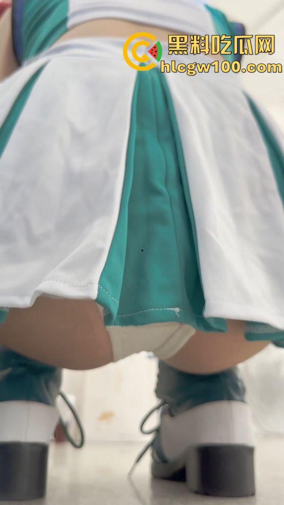 漫展抄底多名可爱学生妹，竟连内裤都不穿，阴毛浓密的骚穴暴漏在外，外表甜美可爱实则淫荡反差-8