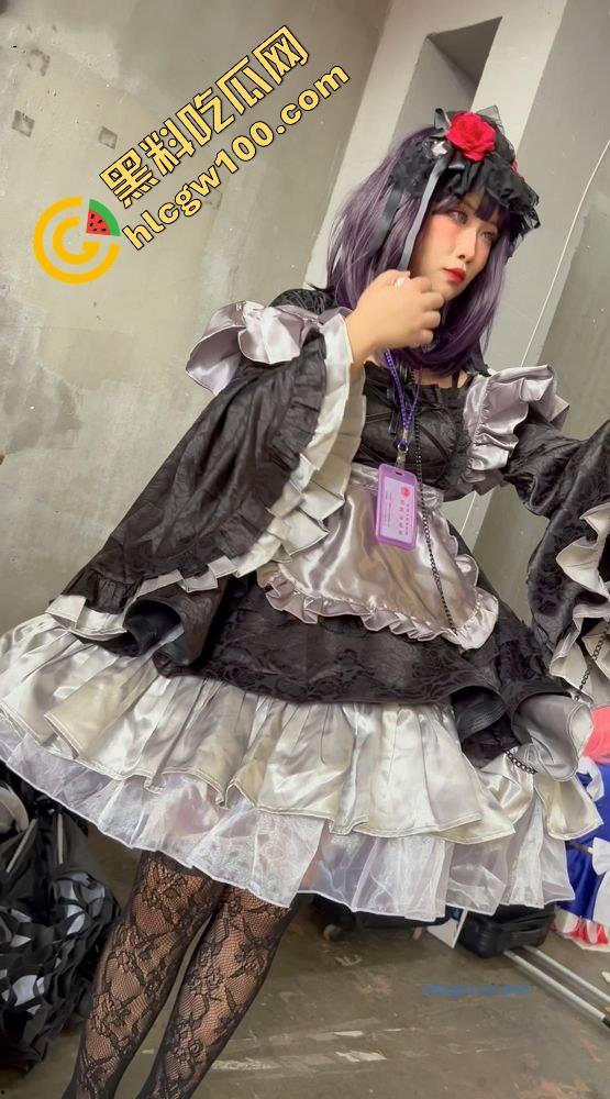 漫展抄底多名可爱学生妹，竟连内裤都不穿，阴毛浓密的骚穴暴漏在外，外表甜美可爱实则淫荡反差-20