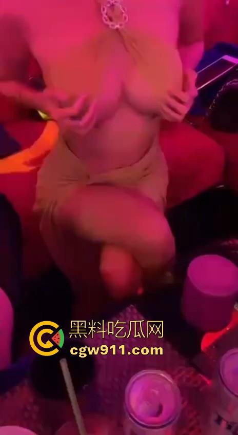 酒池肉林的生活真让人羡慕啊！一上卡座大奶骚鸡主动伺候，卡座上操逼，扣穴、口爆只要钱到位没什么不可！-10