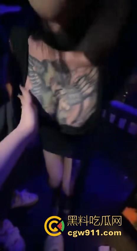 酒池肉林的生活真让人羡慕啊！一上卡座大奶骚鸡主动伺候，卡座上操逼，扣穴、口爆只要钱到位没什么不可！-11