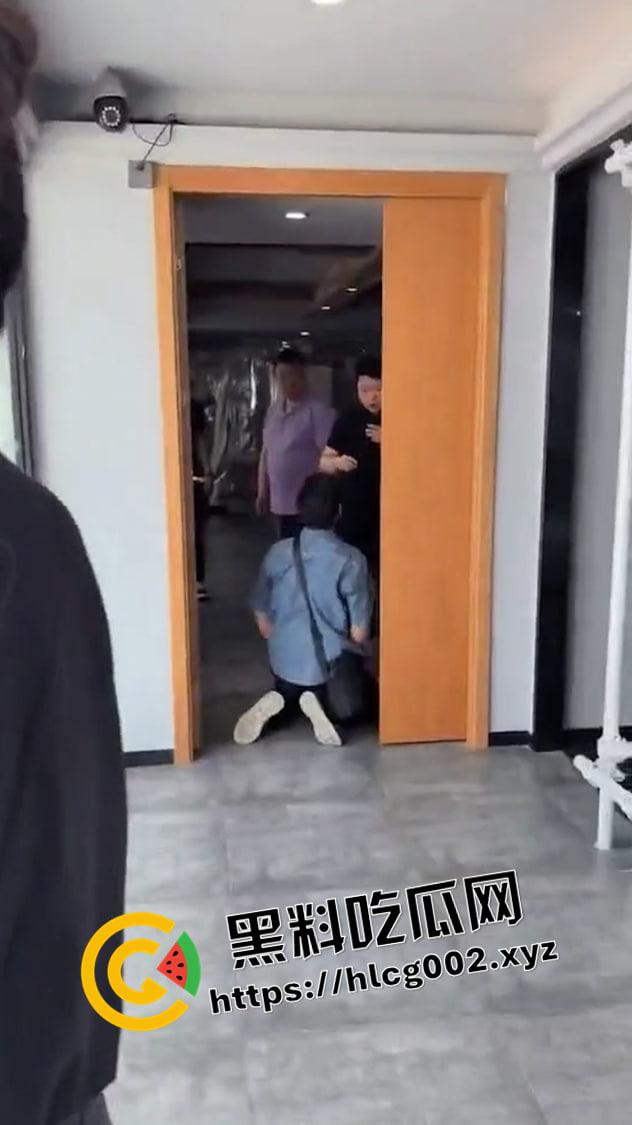 成都凯宾酒店打人柱  活生生打在水泥柱里 死不瞑目的残忍 现场视频流出-5