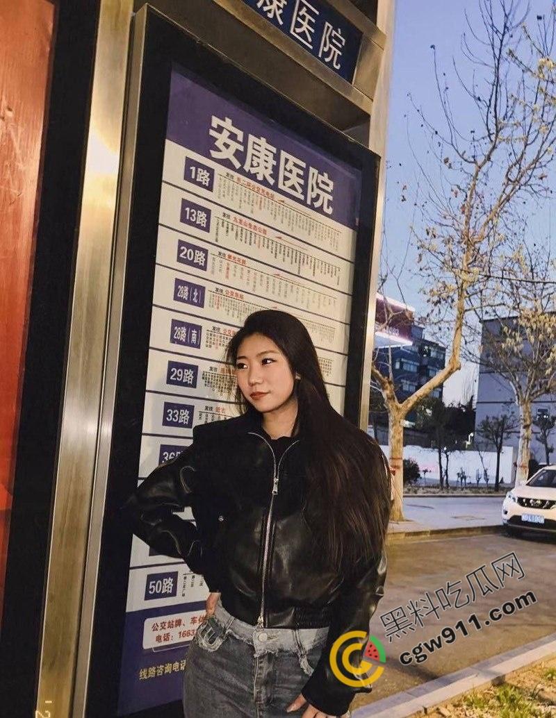 西安外国语大学校花【何岚婷】万元包养记：黑丝开裆被狂暴后入，跪地深喉，淫水四溢，金主疯狂调教，淫荡至极！-4