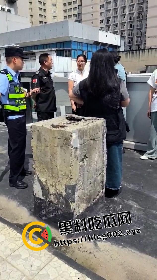 成都凯宾酒店打人柱  活生生打在水泥柱里 死不瞑目的残忍 现场视频流出-6