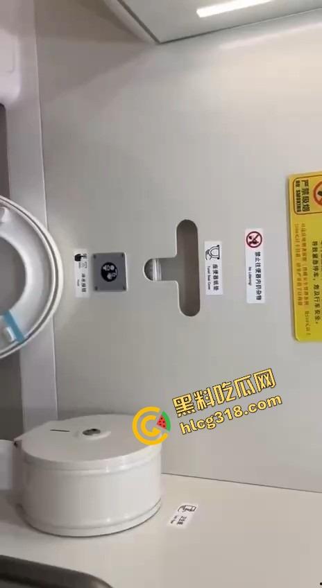 和谐号高铁精虫上脑怎么办？直接带到厕所里口一发，精液在时速220的高铁上喷射在嘴里妙不可言！-9