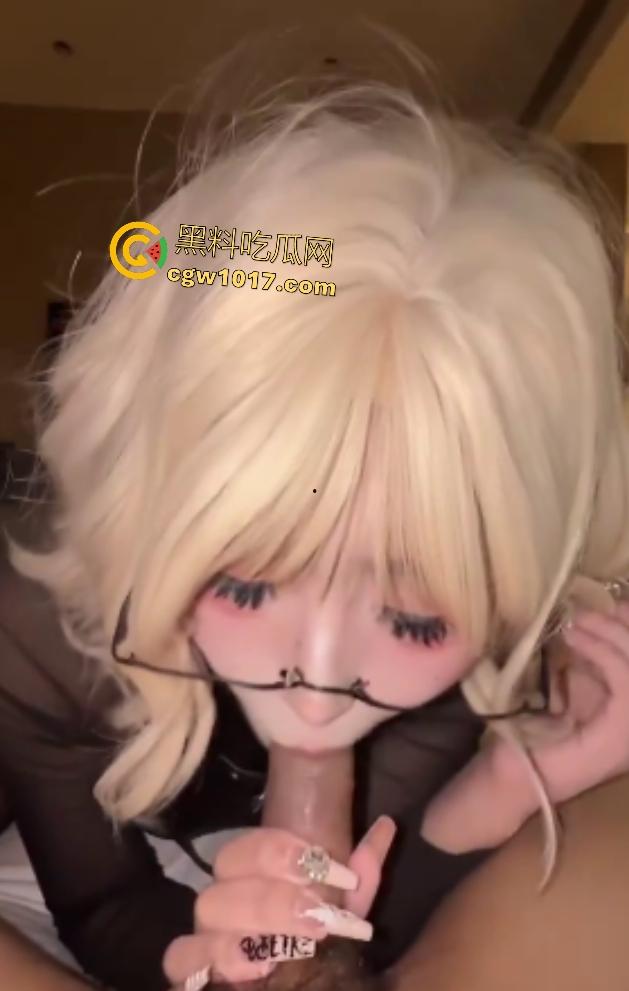 高中生俏皮学生妹可爱变骚母狗，戴假眼镜装清纯，金主胯下狂舔鸡巴上位骑乘，舔精只为染头发，这得有多穷啊！-5