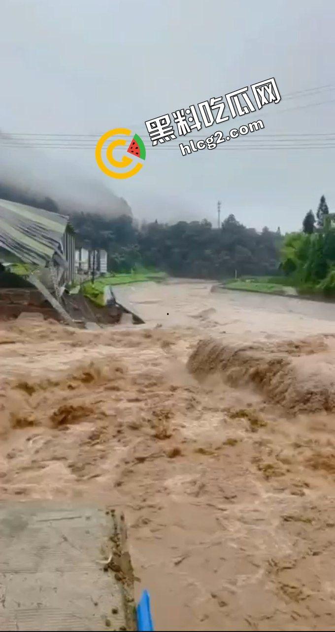 四川阿坝州九寨沟 恶劣天气导致山洪爆发泥石流 现场一片狼藉 消防人员救灾时被冲走！-4