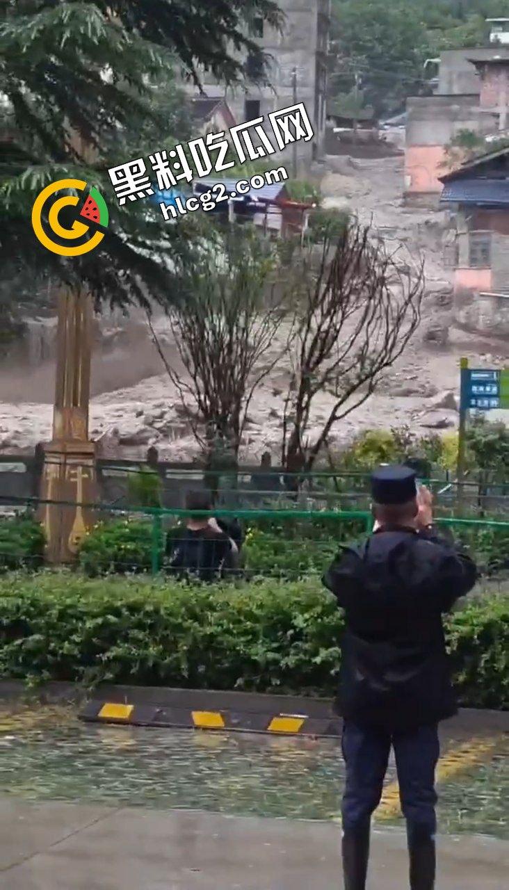 四川阿坝州九寨沟 恶劣天气导致山洪爆发泥石流 现场一片狼藉 消防人员救灾时被冲走！-5