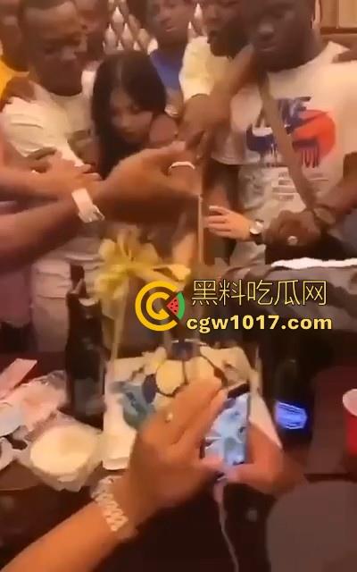 媚黑小仙女淫乱的聊天记录曝光，拿国男的钱去给洋屌花，巴西牛排勾搭黑人大屌无套猛操，各位国男醒醒吧！-8