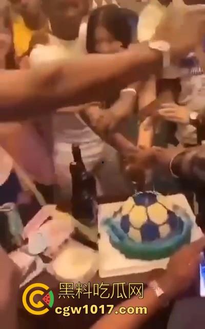 媚黑小仙女淫乱的聊天记录曝光，拿国男的钱去给洋屌花，巴西牛排勾搭黑人大屌无套猛操，各位国男醒醒吧！-9